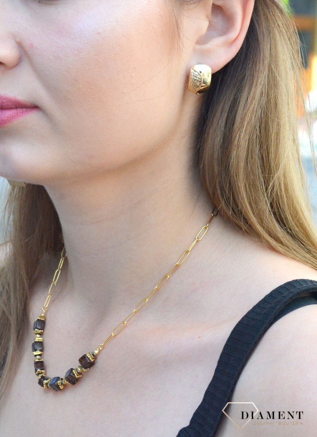 Złote kolczyki pr 333 grawerowane brzegi KL 6929 333. Eleganckie, zdobione złote kolczyki w formie blaszek z grawerowanym brzegiem wykonane ze złota próby 333. Waga około 2,60 gram. Ich kształt jest uniwersalny, a dzięki swoje.jpg